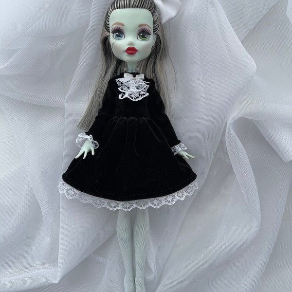 Robe noire et blanche pour poupée Monster High