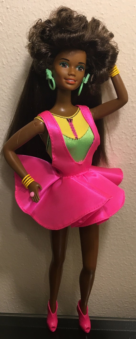Barbie noire des années 80 en tenue Valley Girl : mini jupe Flair