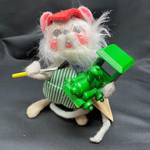 1992 Annalee workshop, mouse painting a train.