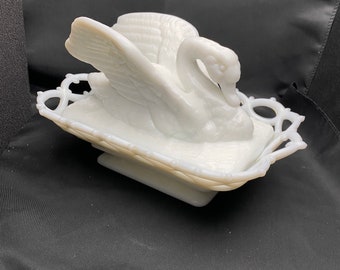 Vintage art glass milk glass, swan cover dish with raised wings.