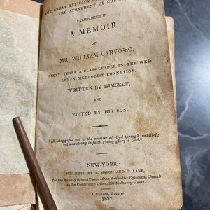 Op de afbeelding: Een vintage boek getiteld "A Memoir of Mr. William Carvosso, Sixty Years a Class-Leader in the Wesleyan Methodist Connexion. Written by Himself, and Edited by His Son." Het boek werd in 1837 in New York uitgegeven door T. Mason en G. Lane.