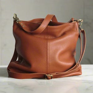 Bruine leren schoudertas: zachte schoudertas met kiezelkorrels