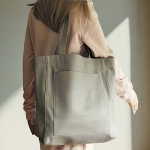 Hellgraue Leder Tragetasche - Weiches Pebble Grain Rindsleder, Minimalistische Umhängetasche mit Tasche, Leichte Alltagstasche