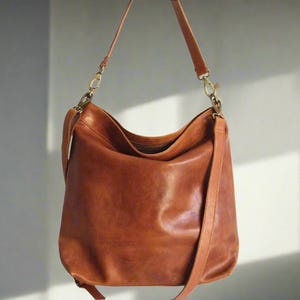 Grand sac hobo en cuir marron clair avec bandoulière
