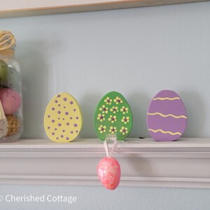 Juego de tres huevos de Pascua de madera, decoración de huevos de Pascua, accesorios fotográficos de huevos de Pascua, huevos de Pascua de madera, portatarjetas de lugar de Pascua