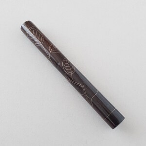 Stylo plume en bois avec incrustation de fil de cuivre
