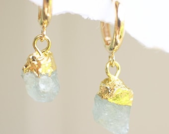 14k gouden aquamarijnoorbellen, Huggie Hoop Earring, Charm klassieke hoepeloorbellen, cadeauset Birthstone Huggies, bengelen edelsteenoorjack