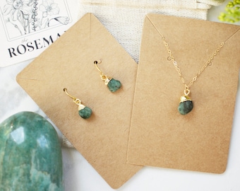 Conjunto de dos joyas de esmeralda en oro de 14 quilates. Aretes de esmeralda, collar de esmeralda, piedra de nacimiento de mayo. Pensando en ti. Caja de regalo de cumpleaños.