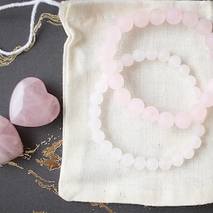 Pulsera de cuentas de cuarzo rosa, joyería de cristal energético para la ansiedad, pulsera de piedra natural Mala con capas de 6 mm, joyería de yoga relajante y calmante, regalo bohemio