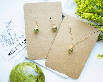 Conjunto de dos joyas de peridoto en oro de 14 quilates: aretes de peridoto, collar de peridoto, piedra de nacimiento de agosto, regalo de piedra de nacimiento, set de regalo, regalo para el Día de la Madre.