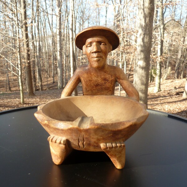 Jahrgang Hand geschnitzte hölzerne Aschenbecher - rustikale Holz Mann hält Schüssel