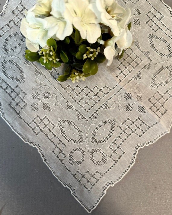 Vintage white linen hankerchief - Gem