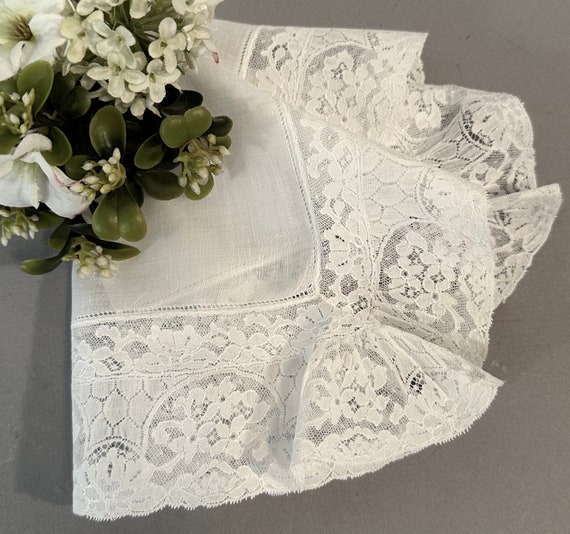 Vintage White Machined Chantilly Lace Hankie, Whi… - image 1