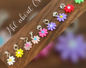 Daisy Charm/Badge Reel Charm/Daisy Purse Charm/Tumbler Charm/Braclet Charm/Keychain Charm/Flower Charm/Nurses/Gifts for her