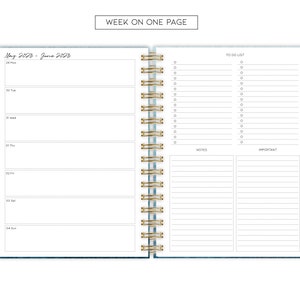 Może przedstawiać: Tygodniowy planer z niebieskim akwarelowym tłem. Planer zawiera sekcję na każdy dzień tygodnia, listę rzeczy do zrobienia, notatki i ważne elementy. Planer ma r&oacute;wnież zakładkę na każdy miesiąc roku.