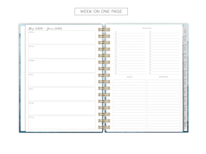 Może przedstawiać: Tygodniowy planer z niebieskim akwarelowym tłem. Planer zawiera sekcję na każdy dzień tygodnia, listę rzeczy do zrobienia, notatki i ważne elementy. Planer ma r&oacute;wnież zakładkę na każdy miesiąc roku.