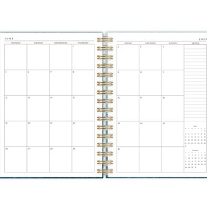 Może przedstawiać: Miesięczny planer z niebiesko-białym wzorem akwarelowym. Planer jest otwarty na czerwiec 2023, z widokiem kalendarza na miesiąc i sekcją notatek. Planer zawiera r&oacute;wnież mniejszy kalendarz na lipiec i sierpień.