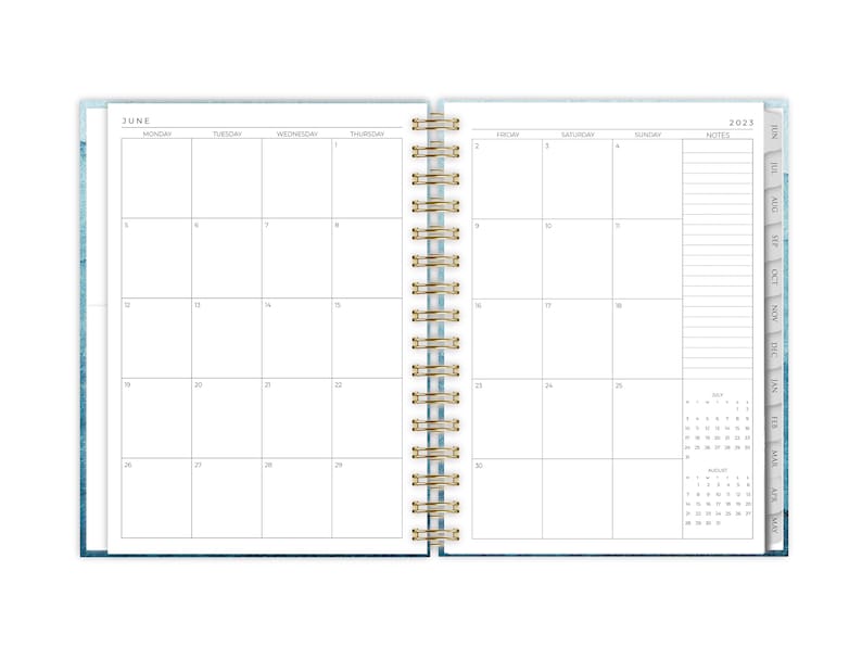 Może przedstawiać: Miesięczny planer z niebiesko-białym wzorem akwarelowym. Planer jest otwarty na czerwiec 2023, z widokiem kalendarza na miesiąc i sekcją notatek. Planer zawiera r&oacute;wnież mniejszy kalendarz na lipiec i sierpień.