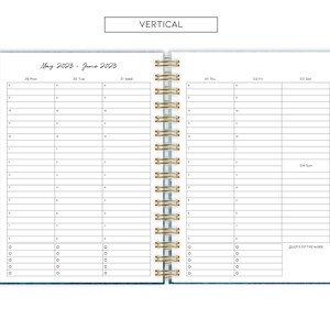 Może przedstawiać: Pionowy planer tygodniowy z niebiesko-białym wzorem akwarelowym. Planer ma złote spiralne wiązanie i zakładki na każdy miesiąc. Aktualny tydzień to od 29 maja do 4 czerwca. Planer ma miejsce na cytat tygodnia.