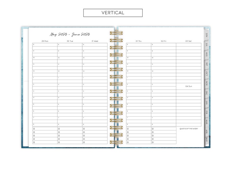Może przedstawiać: Pionowy planer tygodniowy z niebiesko-białym wzorem akwarelowym. Planer ma złote spiralne wiązanie i zakładki na każdy miesiąc. Aktualny tydzień to od 29 maja do 4 czerwca. Planer ma miejsce na cytat tygodnia.