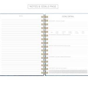 Może przedstawiać: Biała strona z niebieskim i szarym akwarelowym tłem. Strona jest podzielona na dwie sekcje: "Notatki" i "Szczeg&oacute;ły celu". Sekcja "Szczeg&oacute;ły celu" zawiera wskaz&oacute;wki dotyczące ustalania cel&oacute;w, takie jak "Podsumowanie celu", "Kluczowe motywacje", "Następne kroki" i "Twoja nagroda". Jest też "Śledzenie nawyk&oacute;w" z siatką do śledzenia postęp&oacute;w.