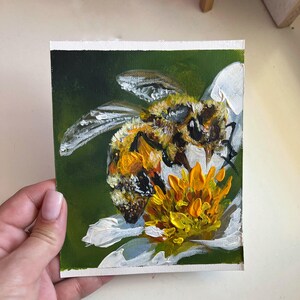 Dipinto originale Honey Bumblebee Arredamento casa delle bambole Piccola opera d'arte ape Dipinto su carta Arte cartolina Pittura di insetti fatta a mano