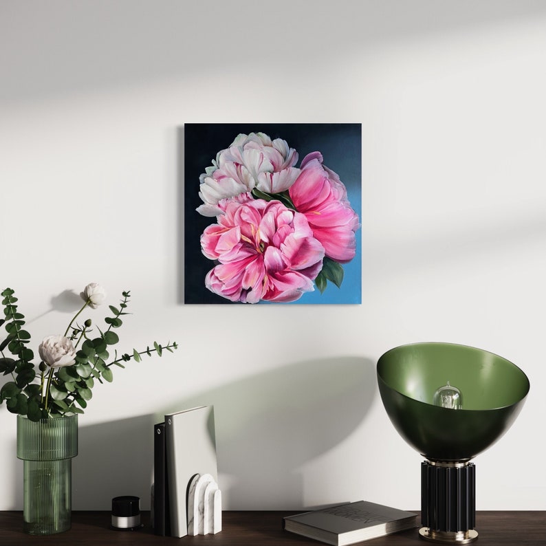 Puede incluir: Una pintura de peon&iacute;as rosas y blancas sobre un fondo azul. Las flores est&aacute;n dispuestas en un racimo y tienen un toque suave y rom&aacute;ntico.