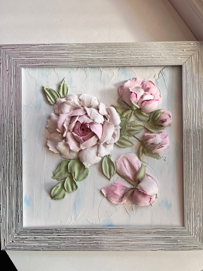 Peut inclure: Une peinture encadr&eacute;e de roses roses et blanches avec des feuilles vertes sur un fond blanc textur&eacute;.