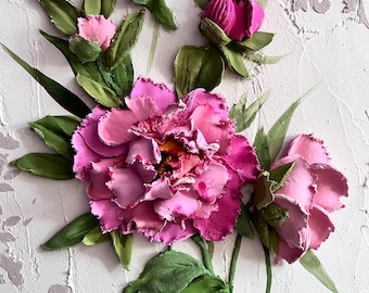 Może przedstawiać: Zbliżenie na obraz 3D przedstawiający różowe peonie z zielonymi liśćmi i łodygami na białym, teksturowanym tle.