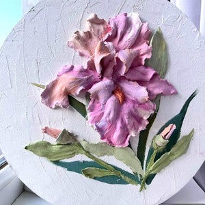 K&ouml;nnte beinhalten: Eine rosa und wei&szlig;e Iris-Blume mit gr&uuml;nen Bl&auml;ttern ist in 3D auf einer wei&szlig;en runden Leinwand modelliert.