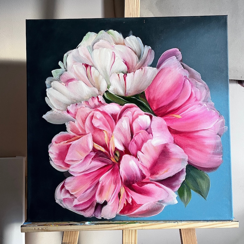 Puede incluir: Una pintura de peon&iacute;as rosas y blancas sobre un fondo azul oscuro. Las flores est&aacute;n dispuestas en un racimo y est&aacute;n en plena floraci&oacute;n. La pintura est&aacute; realizada en un estilo realista.