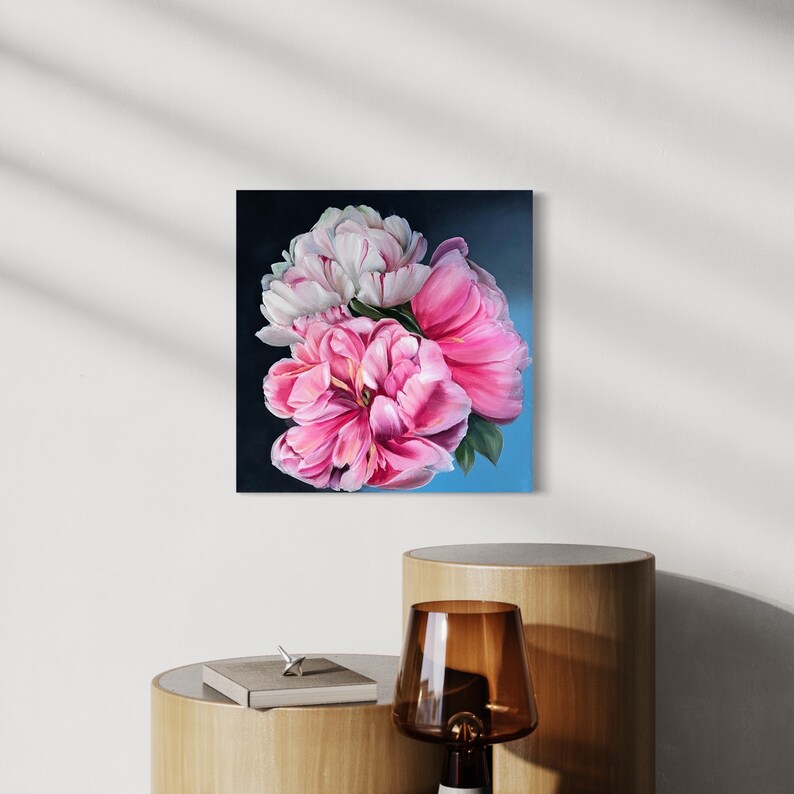 Puede incluir: Una pintura de peon&iacute;as rosas y blancas sobre un fondo azul oscuro.