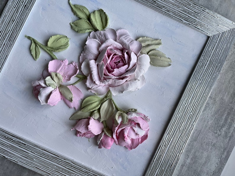 Peut inclure: Une &oelig;uvre d'art murale 3D encadr&eacute;e repr&eacute;sentant un groupe de roses roses avec des feuilles vertes, cr&eacute;&eacute;e avec de la peinture textur&eacute;e.