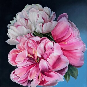 Puede incluir: Un ramo de peon&iacute;as rosas y blancas con p&eacute;talos suaves. Las flores est&aacute;n dispuestas en un racimo, con las peon&iacute;as rosas en primer plano y las peon&iacute;as blancas en el fondo.