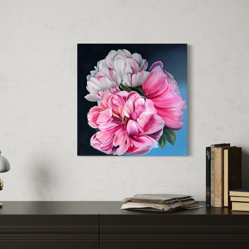 Puede incluir: Una pintura de peon&iacute;as rosas y blancas sobre un fondo azul. Las peon&iacute;as est&aacute;n en plena floraci&oacute;n y tienen un aspecto suave y delicado.