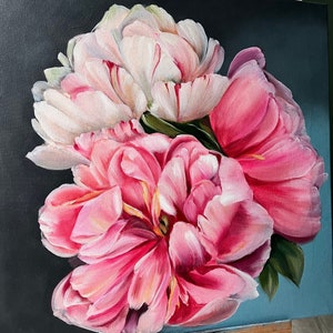Puede incluir: Una pintura de peon&iacute;as rosas y blancas sobre un fondo oscuro. Las peon&iacute;as est&aacute;n en plena floraci&oacute;n y tienen una textura suave y delicada.