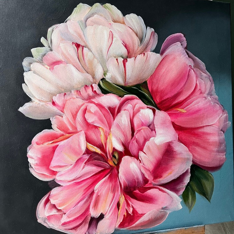 Puede incluir: Una pintura de peon&iacute;as rosas y blancas sobre un fondo oscuro. Las peon&iacute;as est&aacute;n en plena floraci&oacute;n y tienen una textura suave y delicada.