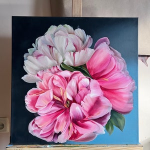 Puede incluir: Una pintura de peon&iacute;as rosas y blancas sobre un fondo azul oscuro. Las flores est&aacute;n dispuestas en un racimo y est&aacute;n en plena floraci&oacute;n. La pintura est&aacute; sobre un lienzo y est&aacute; en un caballete.