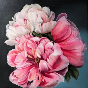 Puede incluir: Primer plano de tres peon&iacute;as rosas y blancas. Las peon&iacute;as est&aacute;n en plena floraci&oacute;n y tienen una textura suave y delicada. El fondo es de un color oscuro, casi negro.