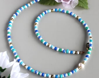 Delicado collar de cuentas y perlas hecho a mano. Estilo minimalista.