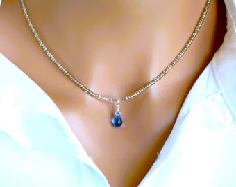 Collar pequeño de cuentas de plata con colgante de cristal azul transparente