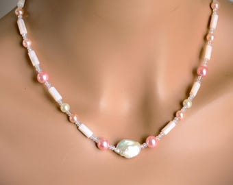 Collar de nácar rosa con una perla barroca llamativa