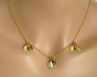 Collar con cuentas de ágata oliva y dijes de hojas de oro cepillado, cadena de oro de 18R.