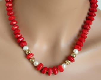 Collar llamativo de coral rojo y lava dorada con perla, piedra natal de diciembre