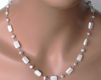 Collar rectangular geométrico de nácar con perlas blancas y cuentas de piedra blanca brillante.