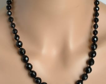 Collar facetado de ónix negro con detalles en oro, un regalo sofisticado para ella.