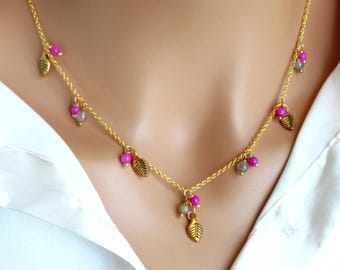 Collar de ágata rosa fucsia con cadena dorada y hojas. Gargantilla de estilo botánico.