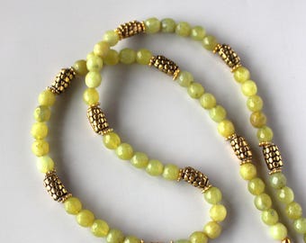 Collar de ágata oliva hecha a mano con detalles dorados, gargantilla sencilla y elegante.