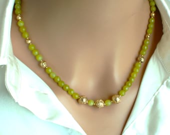 Collar de ágata oliva facetada con detalles de lava dorada