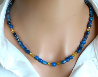 Cianita y hematita dorada con detalles de cristales, estilo minimalista